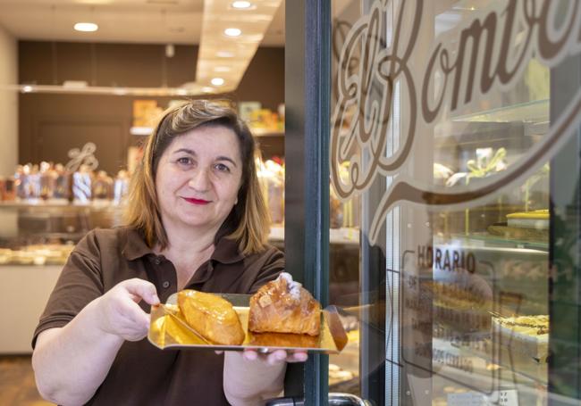 Elena Martín muestra su torrija tradicional y el croissant de torrijas, novedad de esta Semana Santa