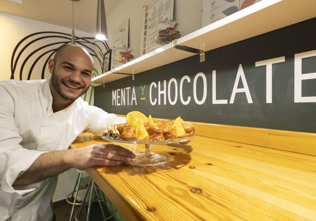 José Antonio Villegas con sus torrijas con sabor a naranja