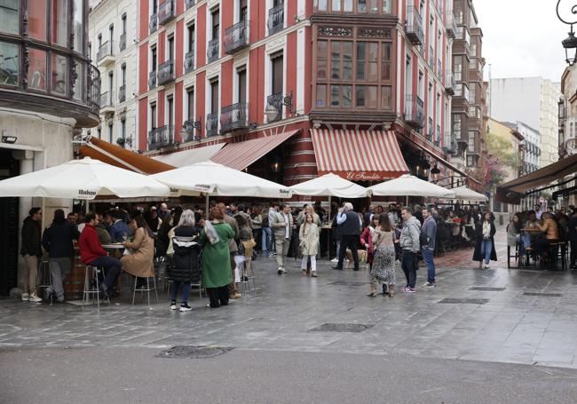 Ambiente en los bares durante el vermut del Domigo de Ramos