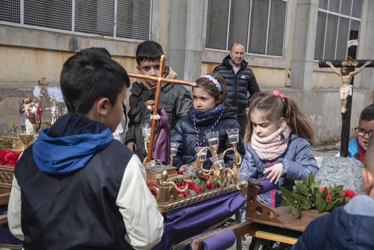 Fotos del vía crucis infantil en el barrio de San José