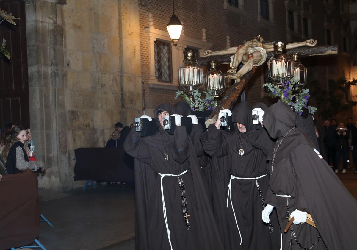 El Señor de la Vida y de la Muerte abandona San Agustín, camino de Allende el Río.