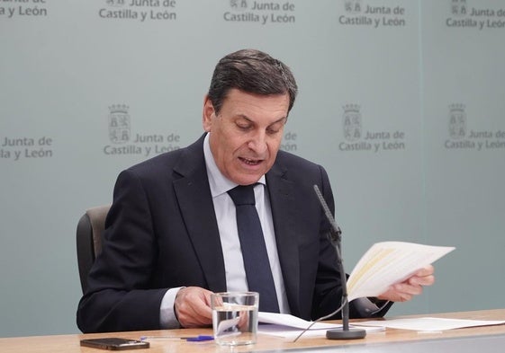 El portavoz de la Junta y consejero de Economía y Hacienda, Carlos Fernández Carriedo, comparece en rueda de prensa posterior al Consejo de Gobierno