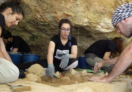 Trabajos de excavación en el yacimiento del Abrigo del Molino, en Segovia.
