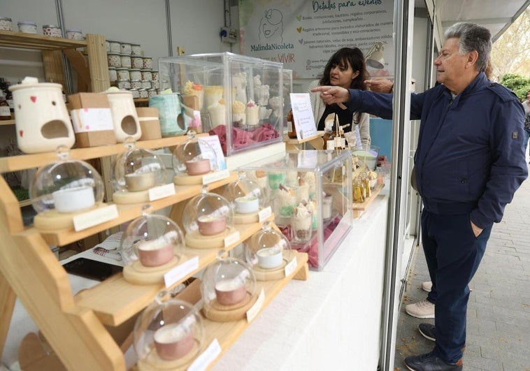 Clientes en un puesto de la Feria de Artesanía de Valladolid.