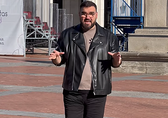 El 'tiktoker' Benja Serra, en la Plaza Mayor de Valladolid para grabar su último capítulo de 'Callejeros Benjeros'.