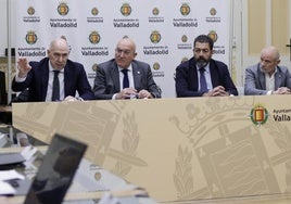 El alcalde de Valladolid, Jesús Julio Carnero, preside la mesa municipal de la Automoción, junto al viceconsejero de Economía y Competitividad de la Junta, Carlos Martín Tobalina (izquierda).