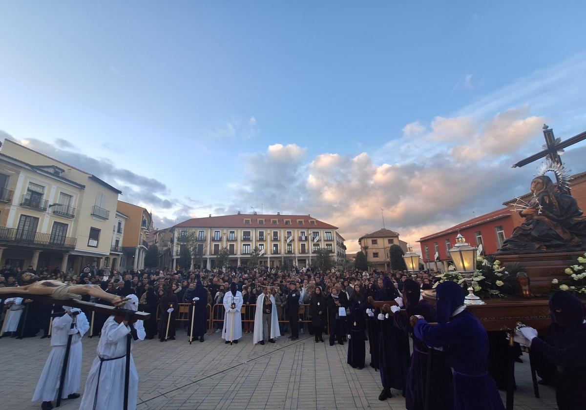 El Cristo del Amparo y la Virgen Dolorosa se encuentran en la plaza Mayor de Rioseco