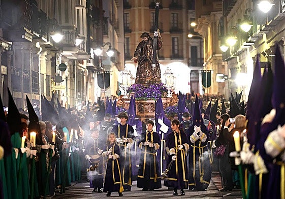Nuestro Padre Jesús Nazareno enfila la calle Platerías en el Viacrucis Procesional de este miércoles en Valladolid