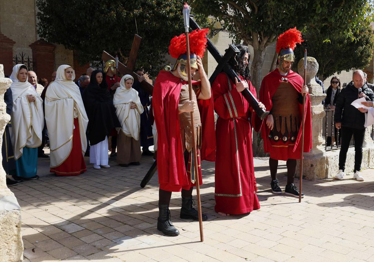 Raúl Calzón porta la Cruz, durante la representación del Vía Crucis viviente.