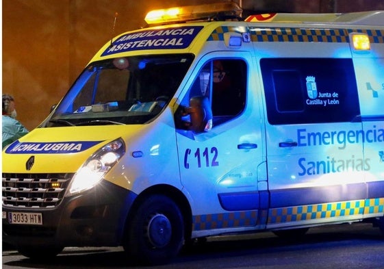 Imagen de archivo de una ambulancia durante una intervención.