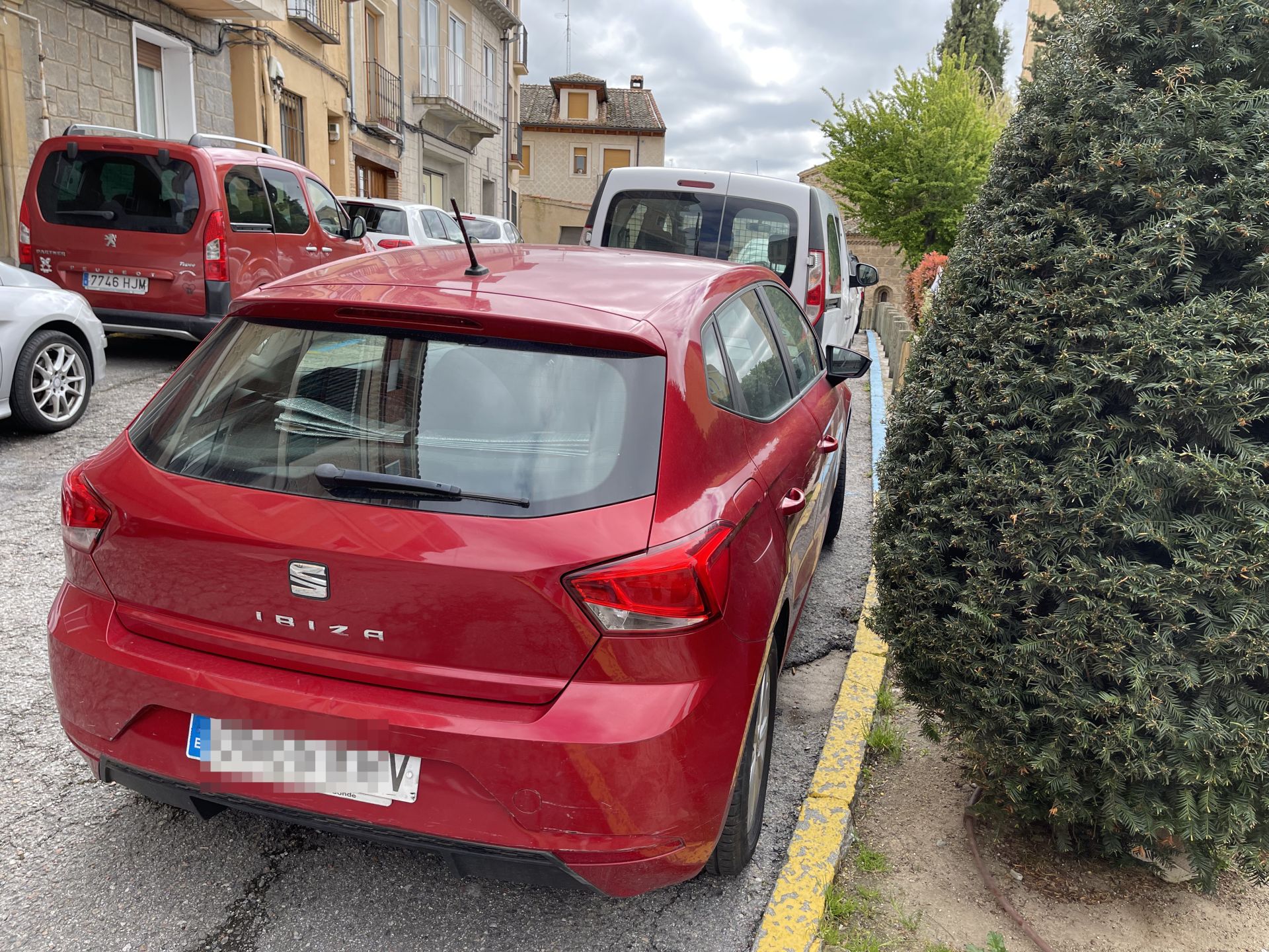 Fotos: coches mal aparcados en el centro de Segovia