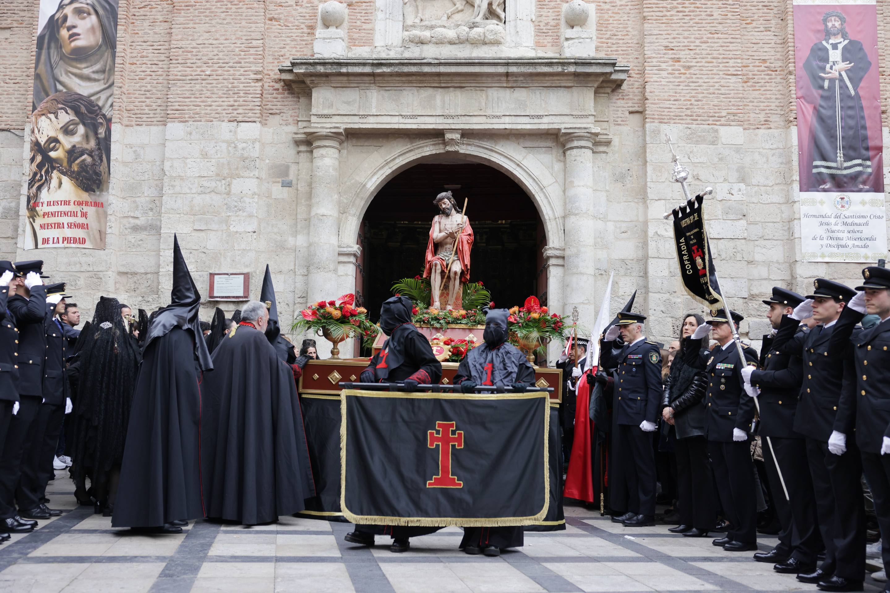 La procesión de Penitencia y Caridad, en imágenes