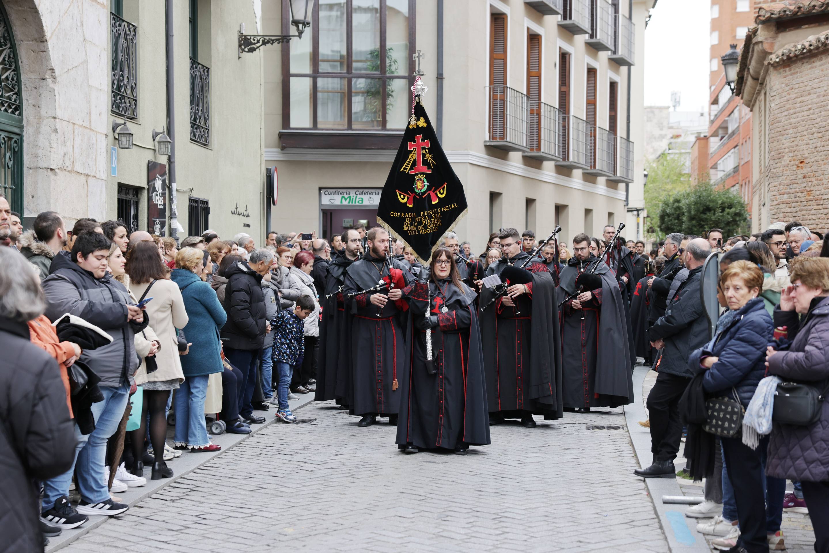 La procesión de Penitencia y Caridad, en imágenes