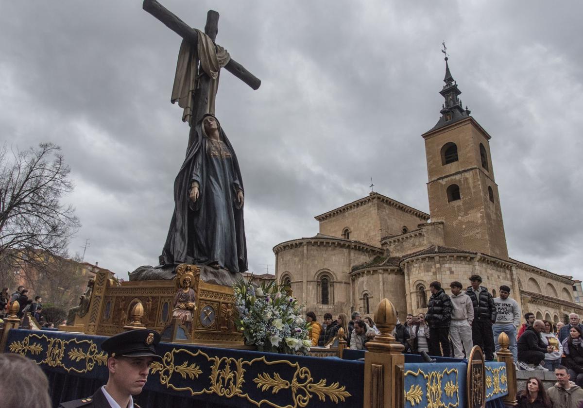Segovia sucumbe al fervor y la belleza de las siete procesiones de su Jueves Santo