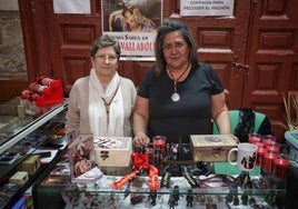 Imágenes de distintos puestos de souvenirs y merchandising en las mesas petitorias de las cofradías de Valladolid