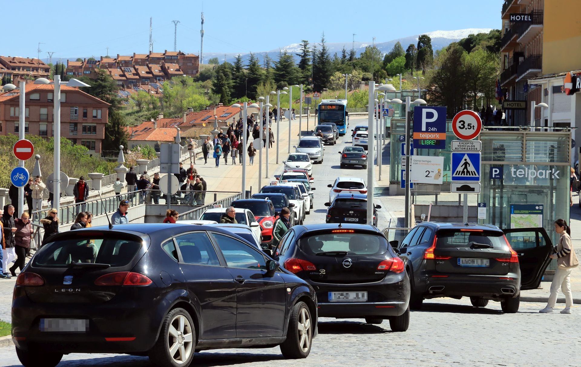 Fotos: avalancha de turistas en Segovia el Jueves Santo