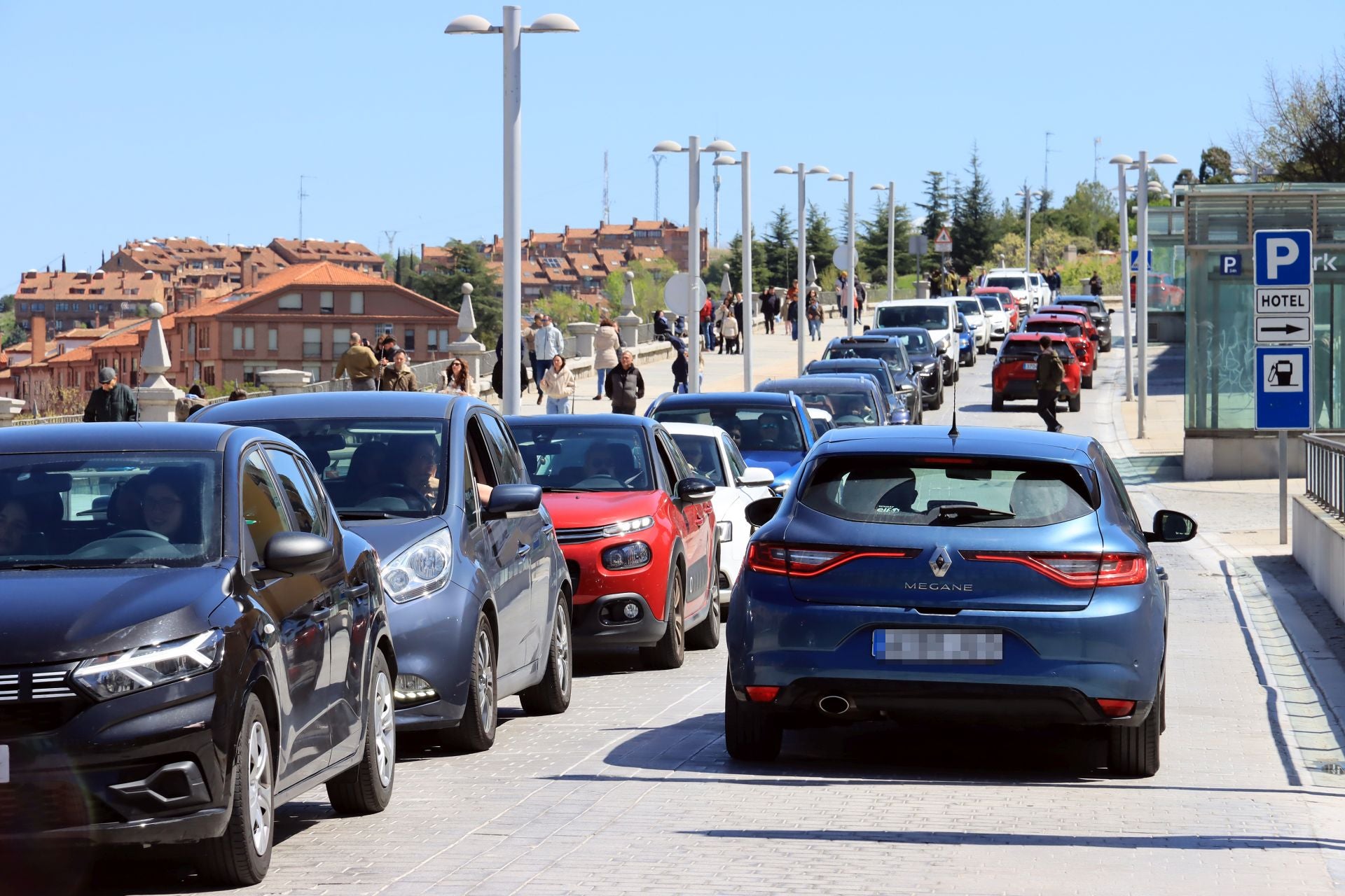 Fotos: avalancha de turistas en Segovia el Jueves Santo