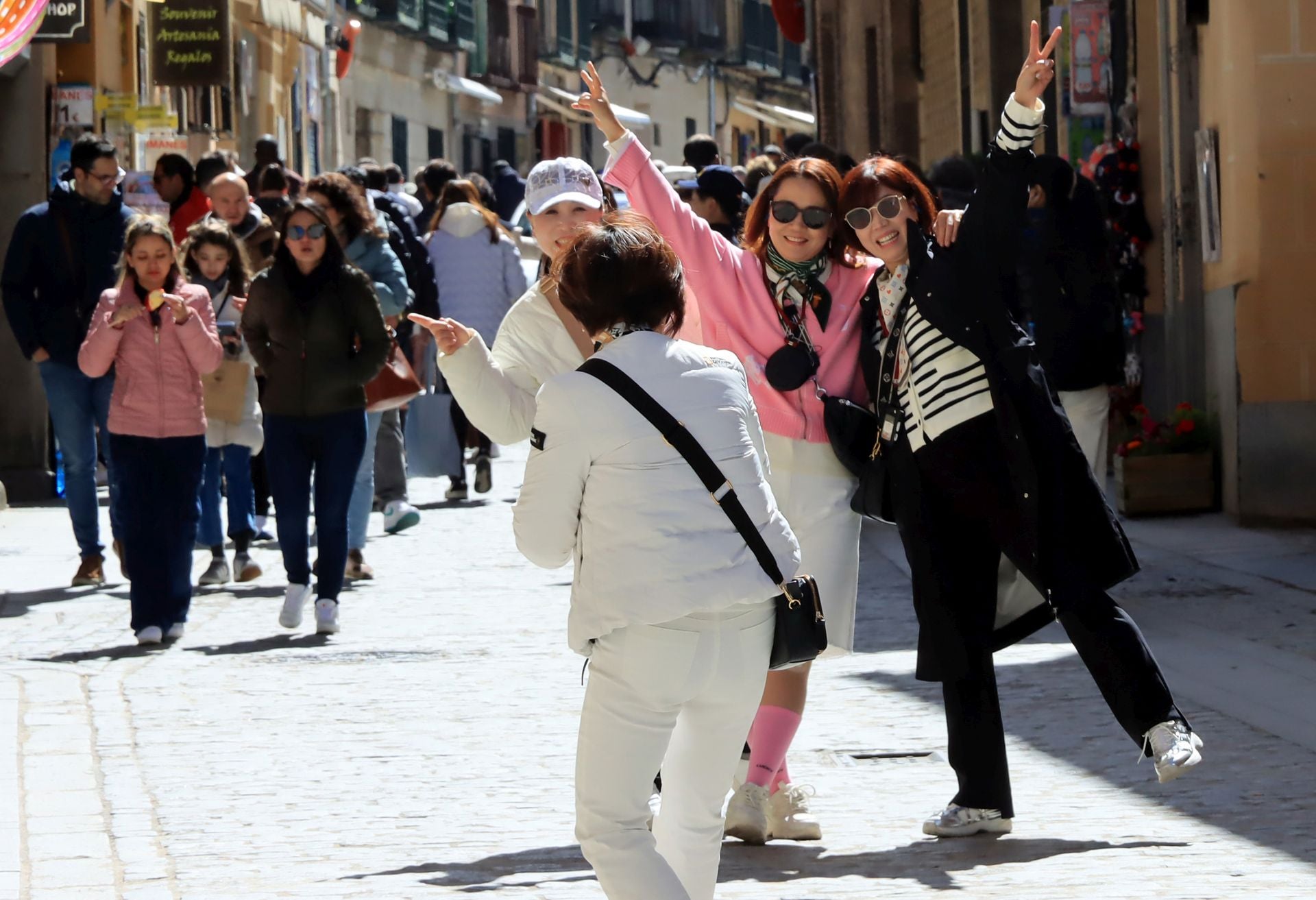 Fotos: avalancha de turistas en Segovia el Jueves Santo