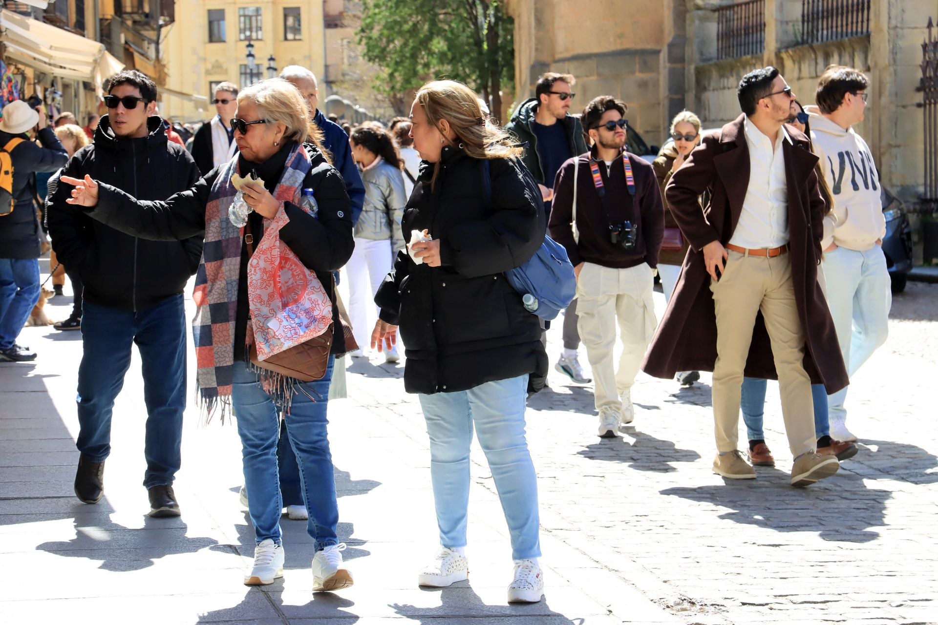 Fotos: avalancha de turistas en Segovia el Jueves Santo