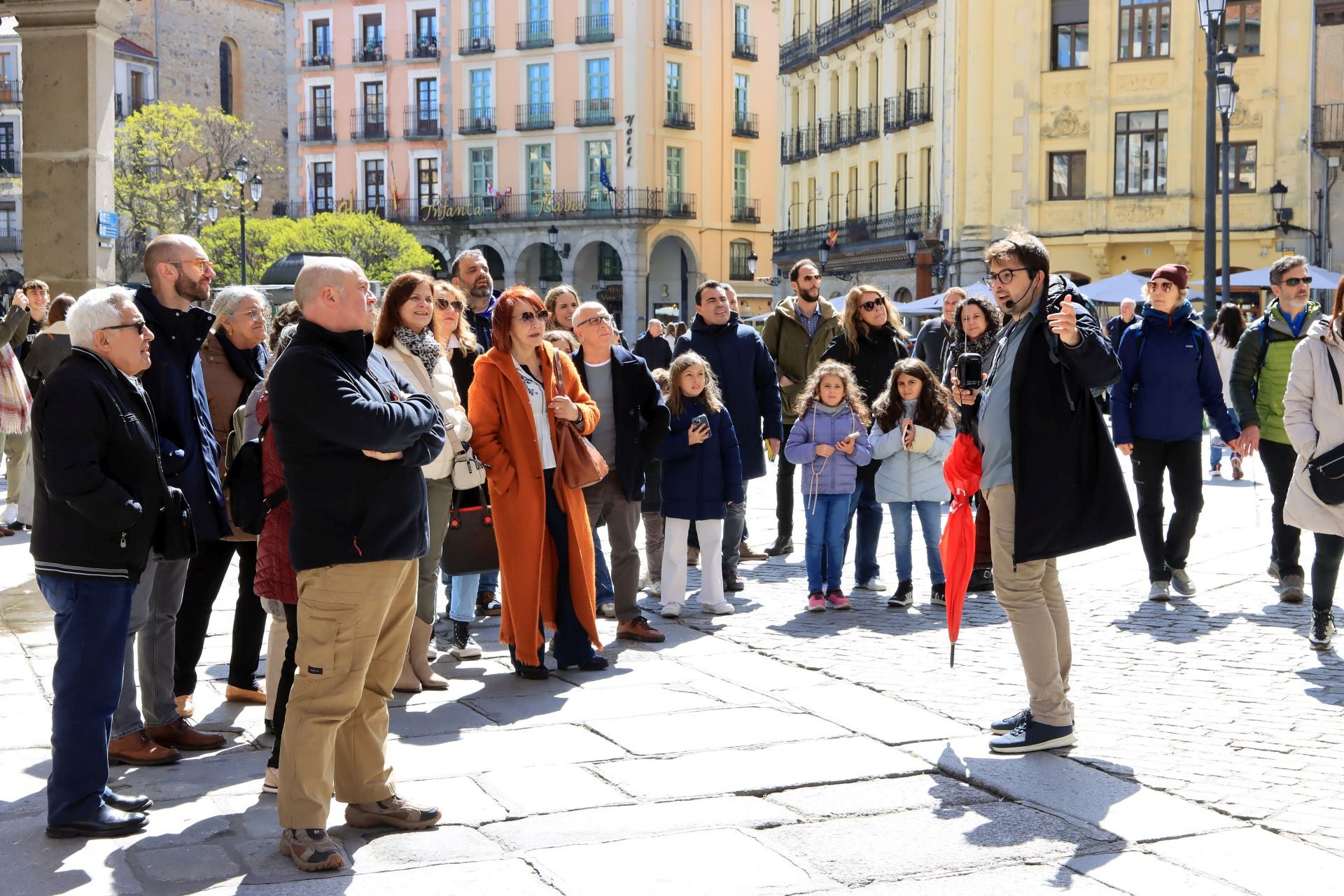 Fotos: avalancha de turistas en Segovia el Jueves Santo