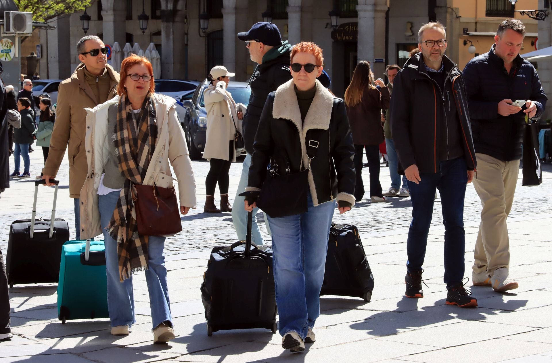 Fotos: avalancha de turistas en Segovia el Jueves Santo