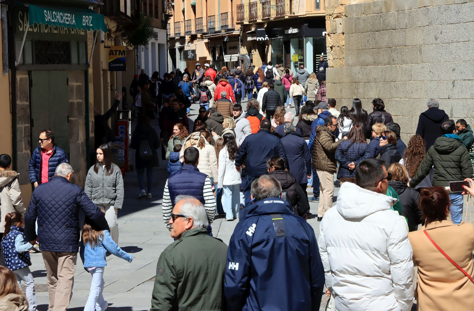 Avalancha de turistas en Segovia el Jueves Santo.