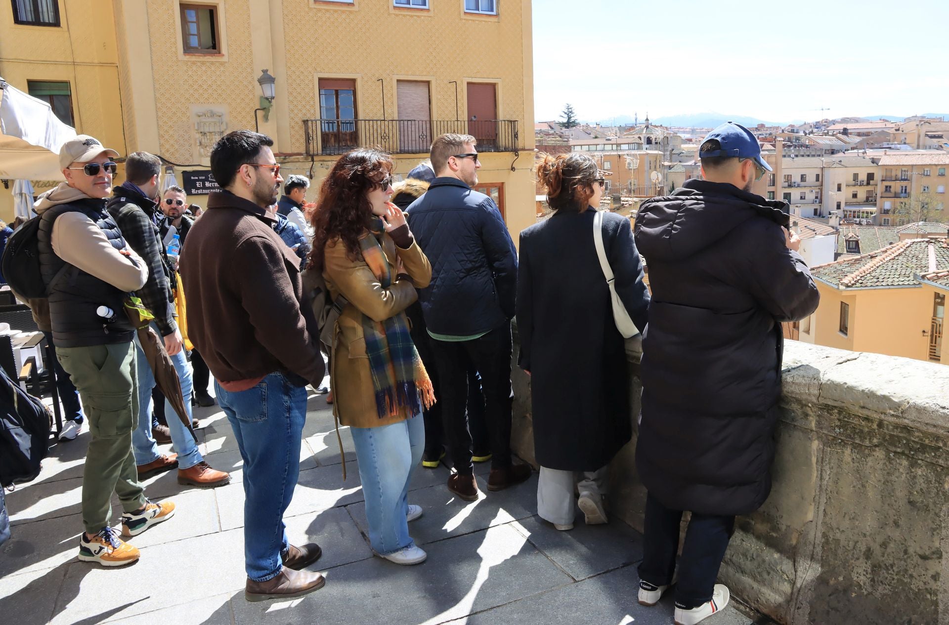 Fotos: avalancha de turistas en Segovia el Jueves Santo