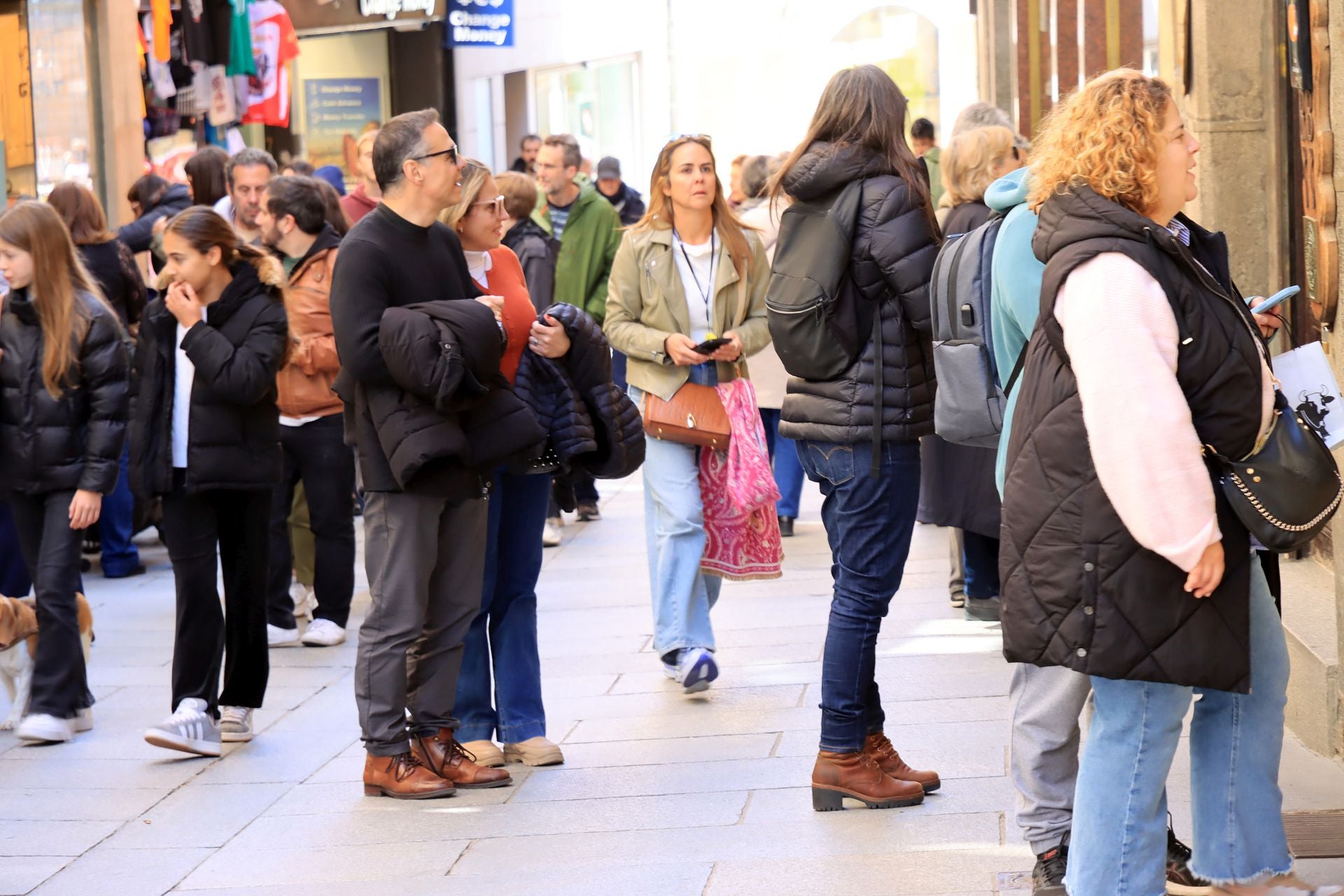 Fotos: avalancha de turistas en Segovia el Jueves Santo