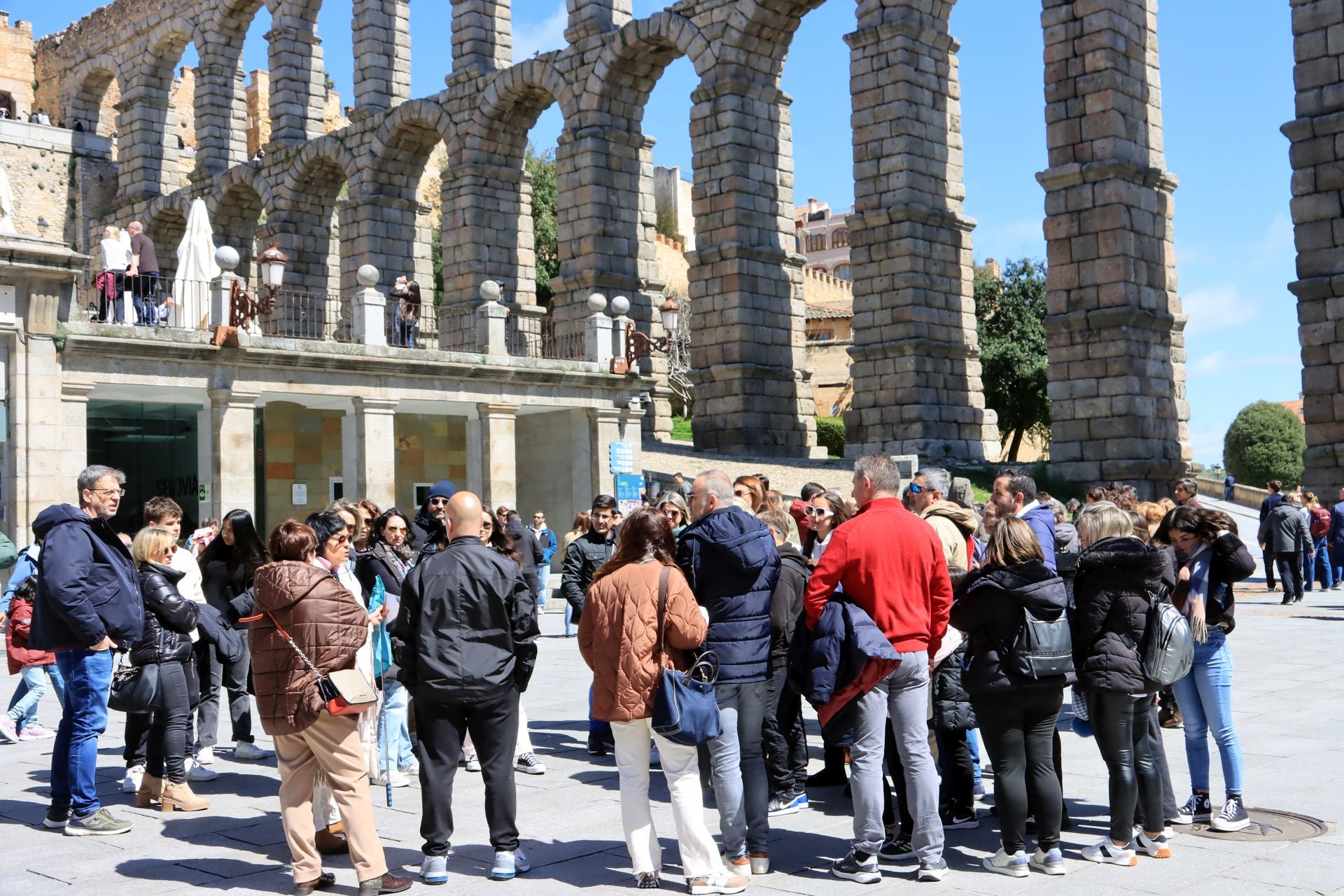 Fotos: avalancha de turistas en Segovia el Jueves Santo