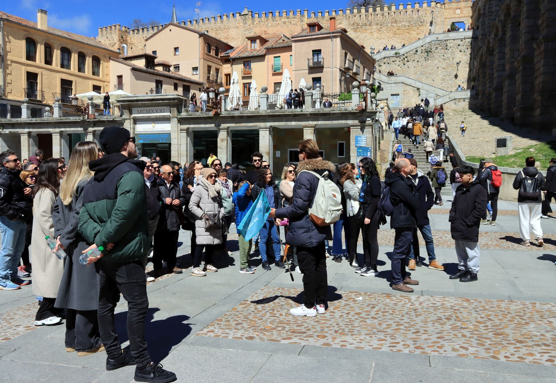 Fotos: avalancha de turistas en Segovia el Jueves Santo