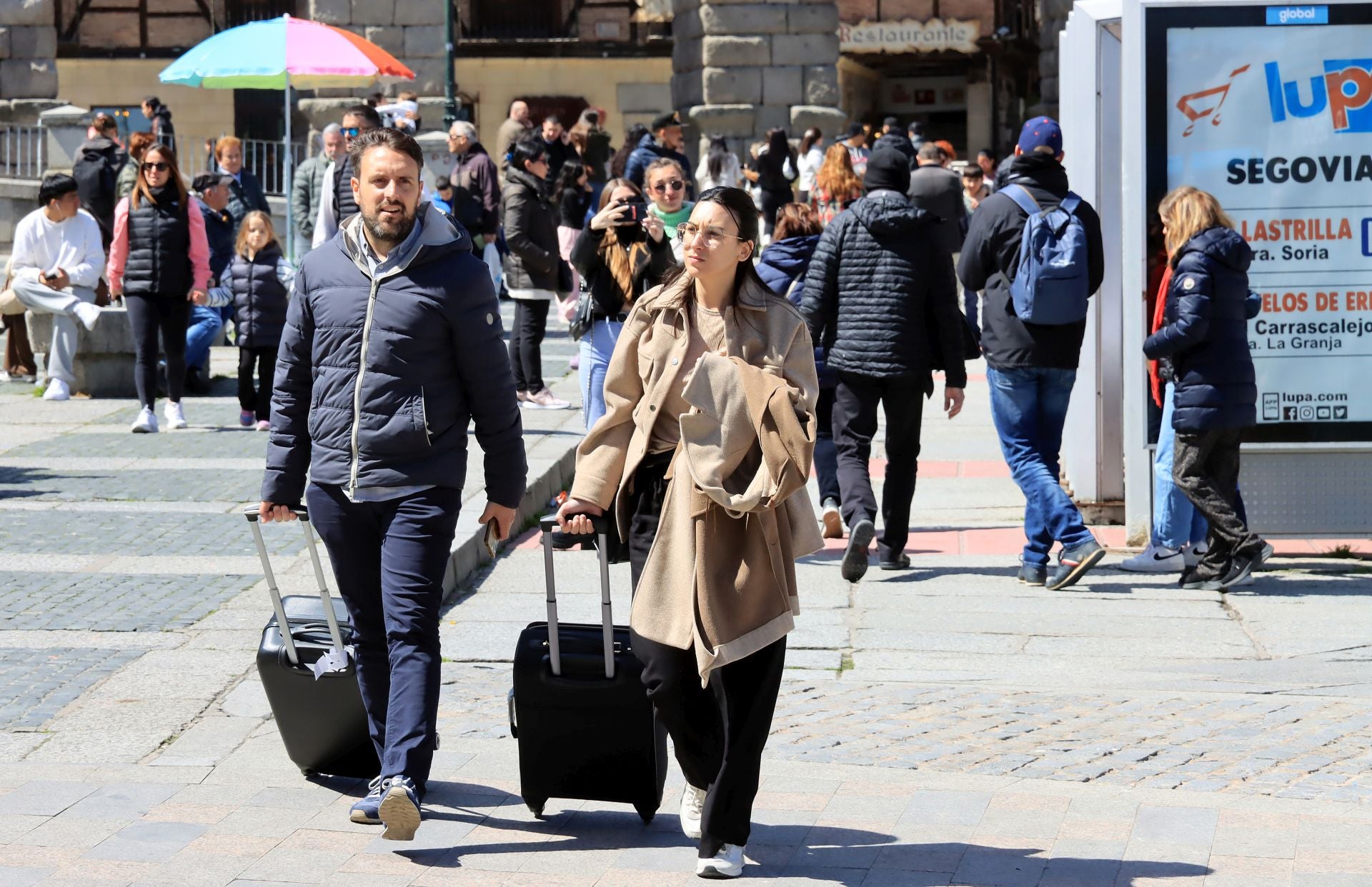 Fotos: avalancha de turistas en Segovia el Jueves Santo