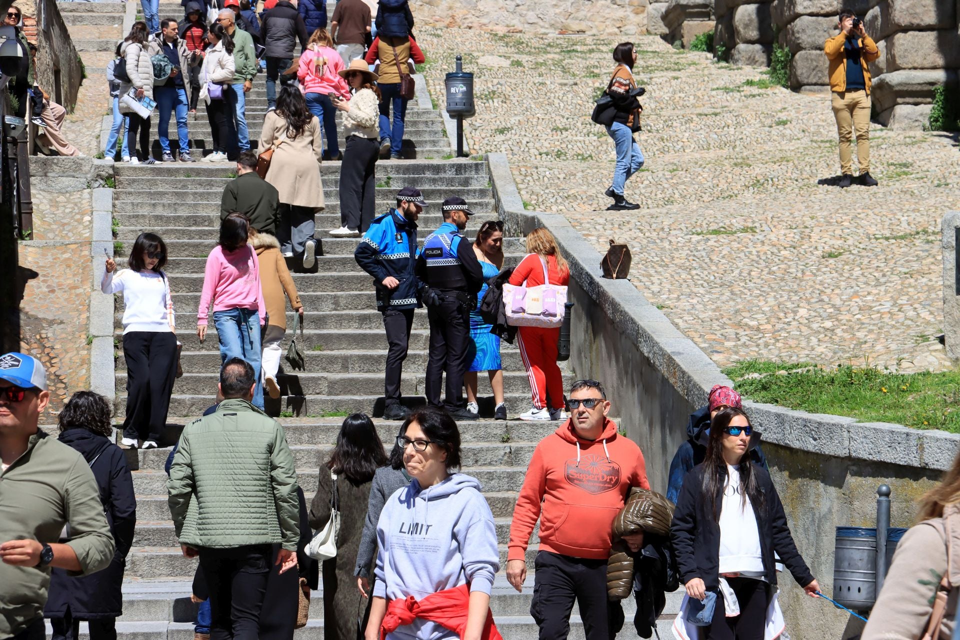 Fotos: avalancha de turistas en Segovia el Jueves Santo