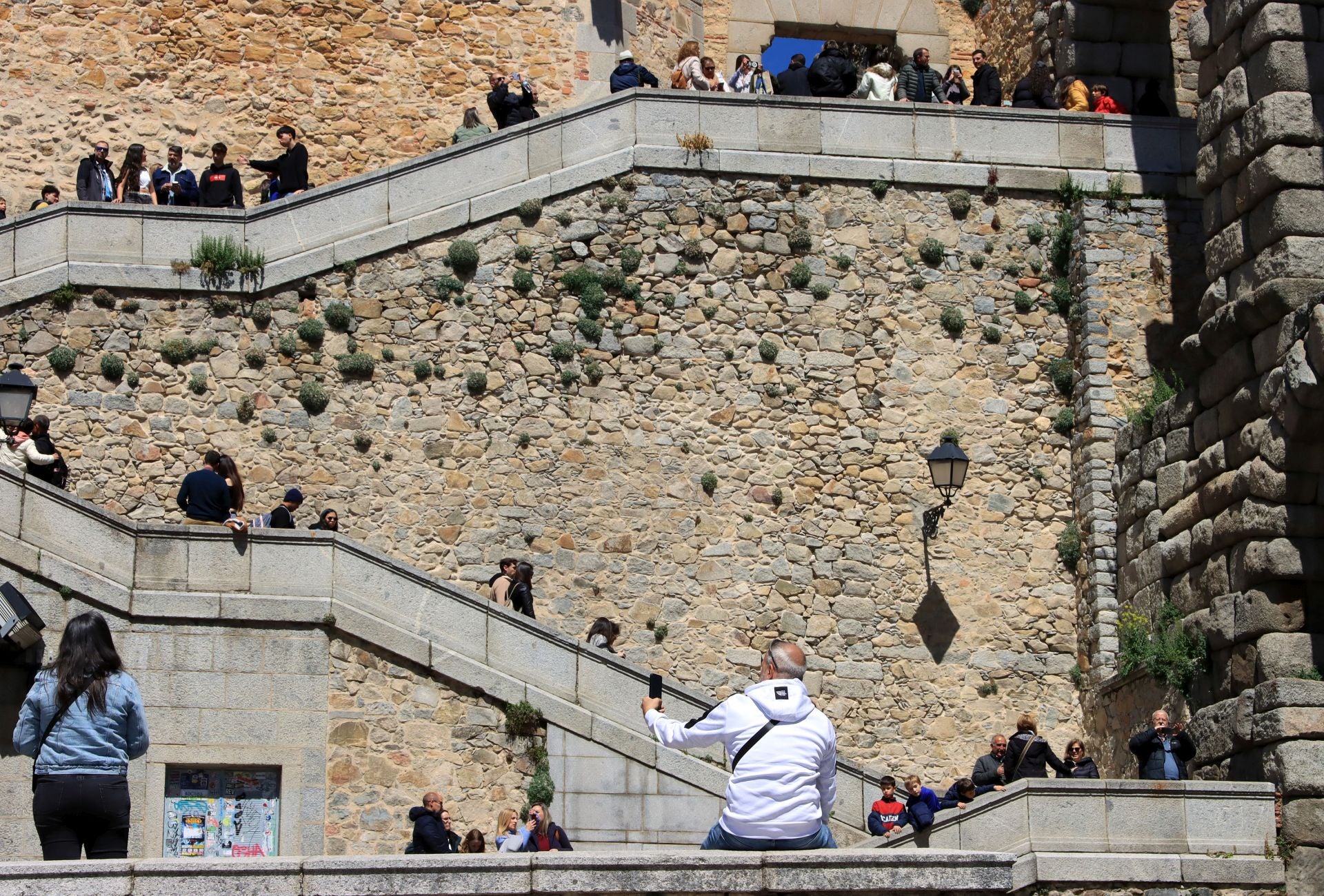 Fotos: avalancha de turistas en Segovia el Jueves Santo