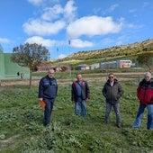 Varios vecinos en el lugar donde está previsto que se construya la pista de padel