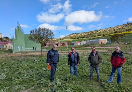 Varios vecinos en el lugar donde está previsto que se construya la pista de padel