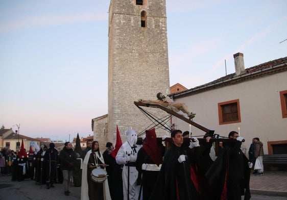 Vía crucis con el Cristo del Calvario, ayer, en Cuéllar.