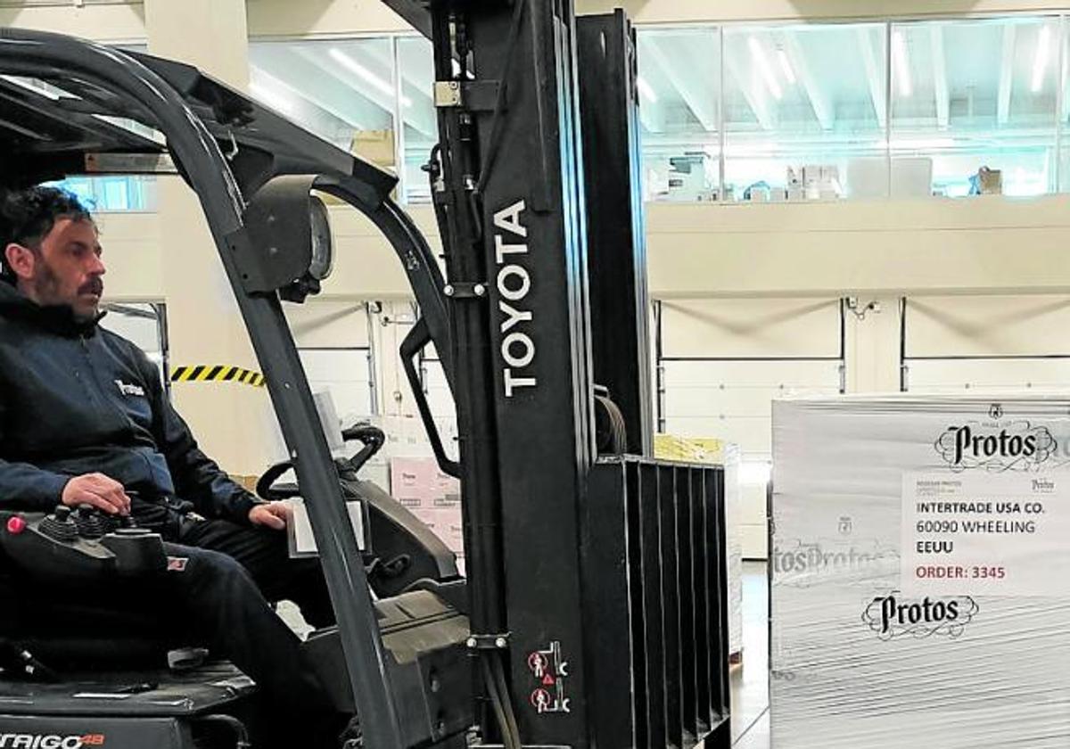 Un operario mueve varias cajas de vino con destino Estados Unidos.