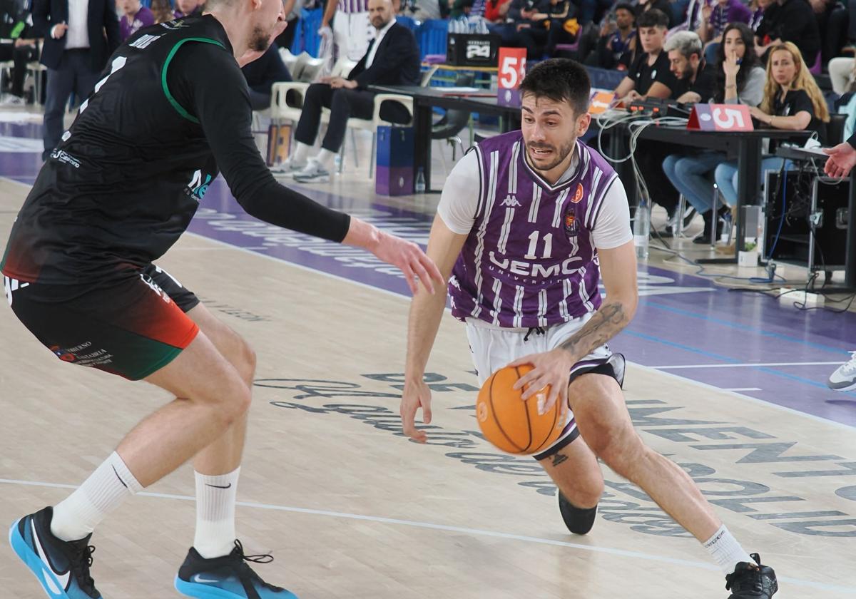 Manchón trata de penetrar a canasta, en el choque ante Cantabria del pasado viernes.