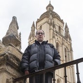 Rafael de Arcos, en el enlosado, con la torre de la Catedral al fondo.