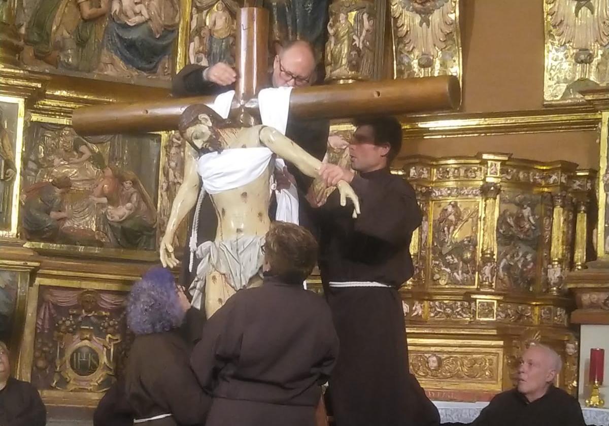 Villavicencio de los Caballeros vuelve a desenclavar a Cristo de la cruz