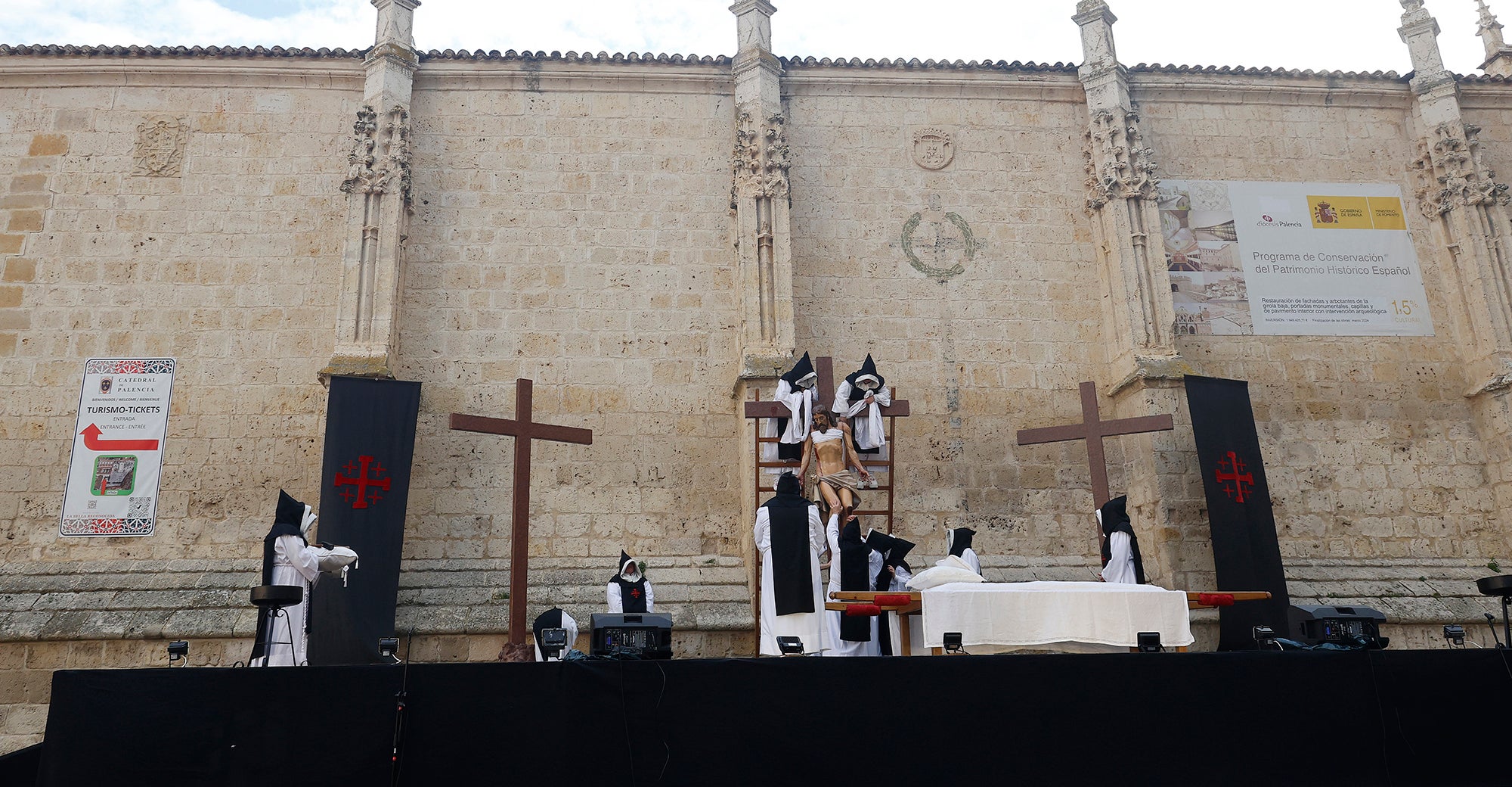 Función del Descendimiento en la plaza de la Inmaculada