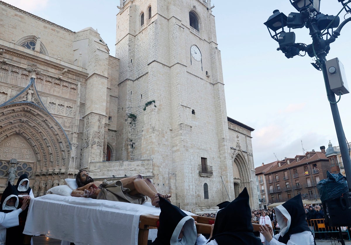 Función del Descendimiento en la plaza de la Inmaculada