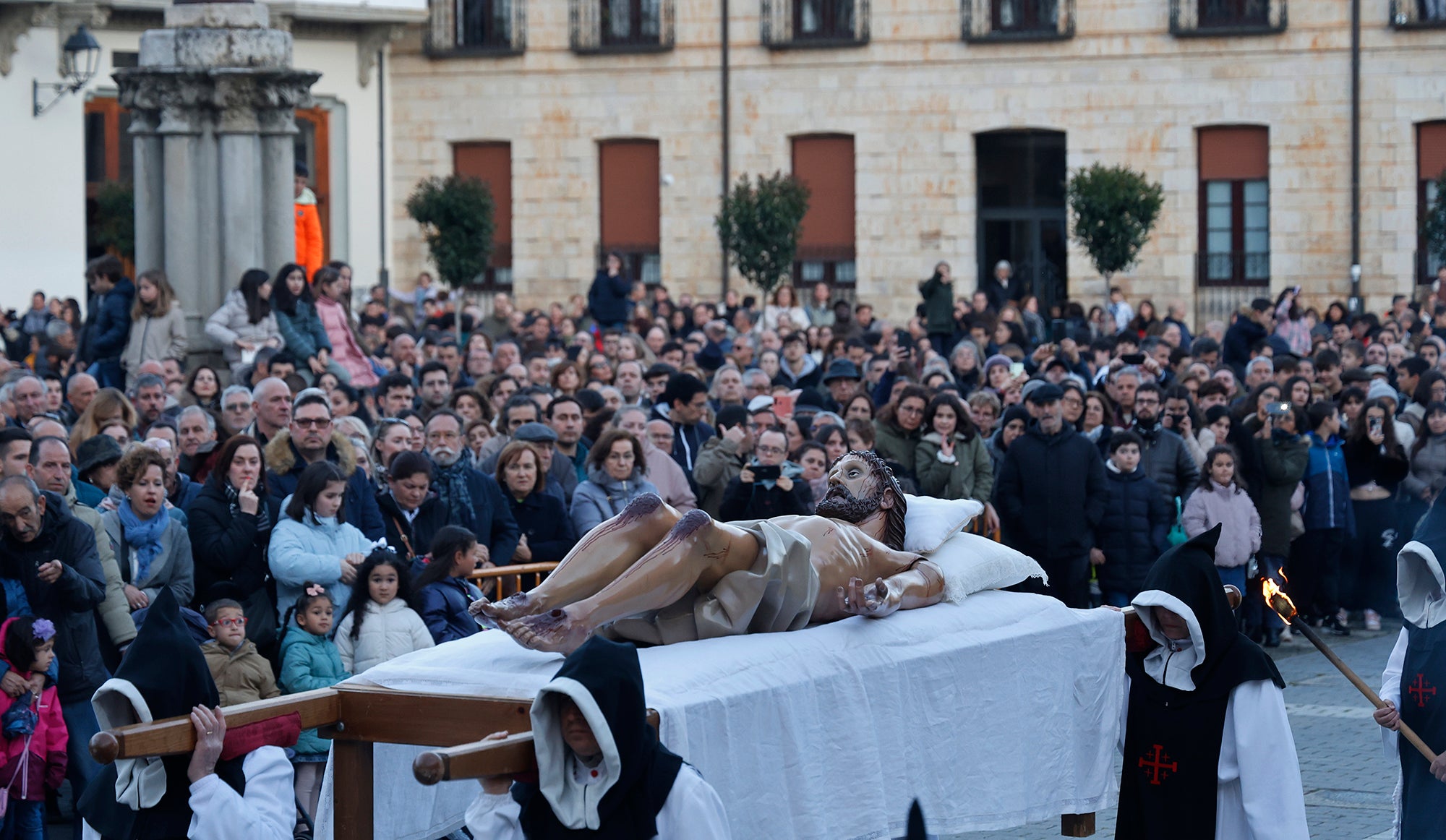 Función del Descendimiento en la plaza de la Inmaculada