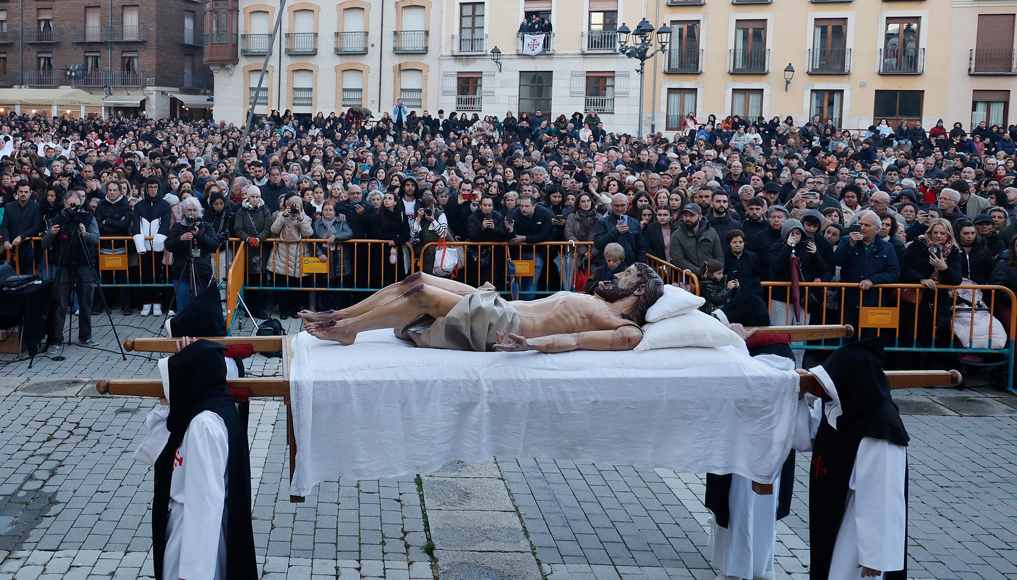 Función del Descendimiento en la plaza de la Inmaculada