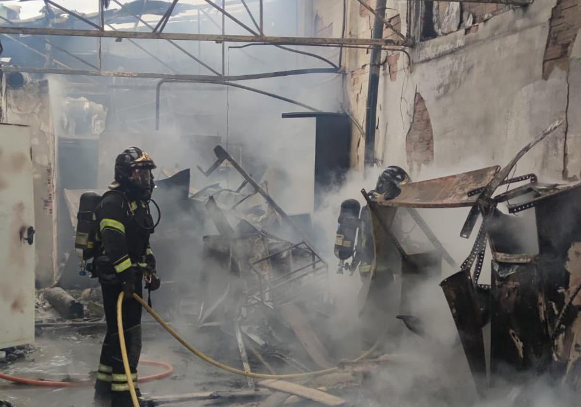 Un incendio calcina una nave que se usaba como merendero en Valdestillas