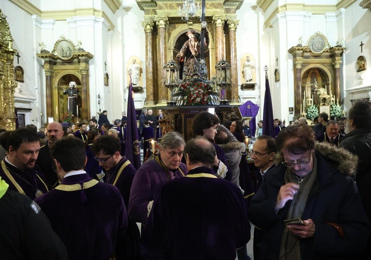 Murmullo entre los cofrades de Ntro. Padre Jesús Nazareno, pendientes del móvil para conocer más noticias tras la suspensión de la Procesión General