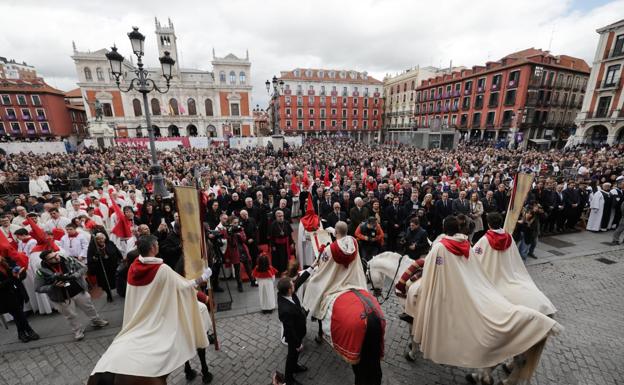 Plaza Mayor abarrotada para asistir al Sermón de las Siete Palabras.