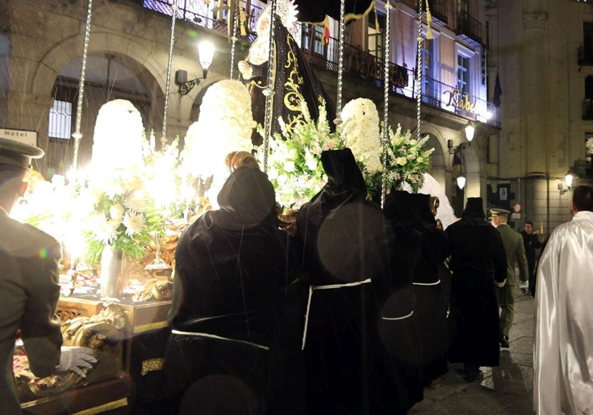 La lluvia irrumpe en el Viernes Santo de Segovia
