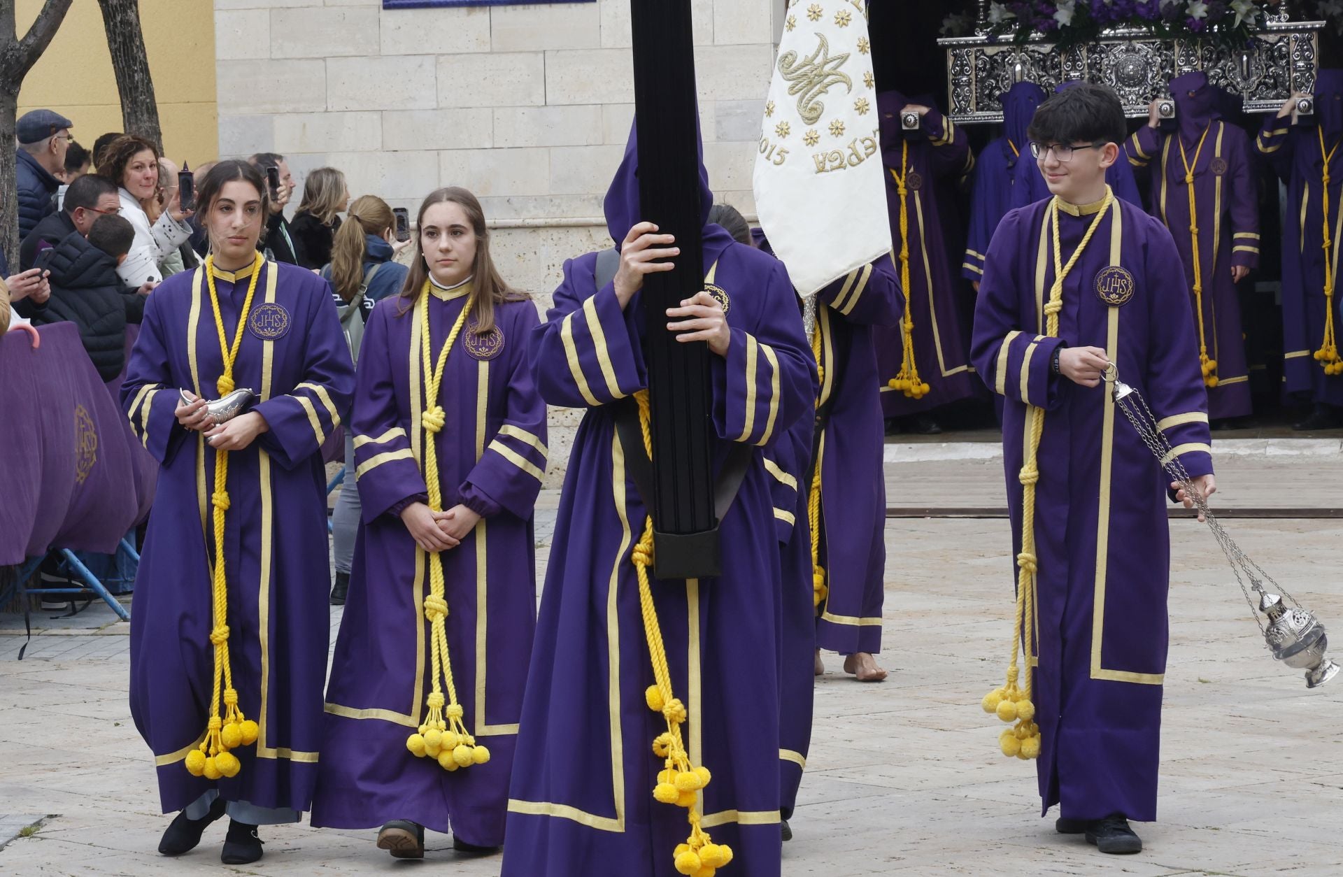 Los nazarenos desafían a la lluvia en Los Pasos
