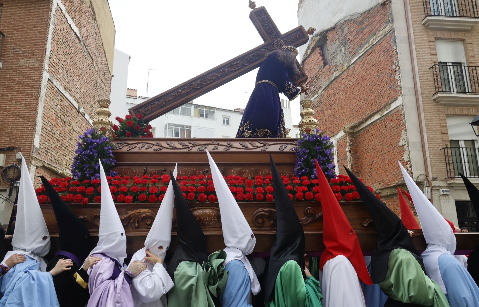 Los nazarenos desafían a la lluvia en Los Pasos